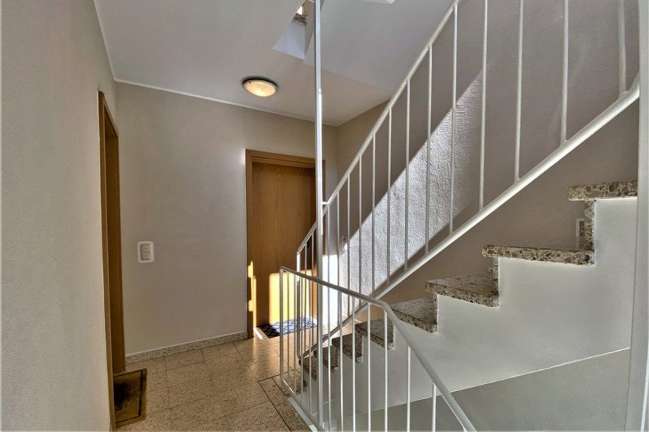 (4) Der Wohneingang im Erdgeschoss des gemeinschaftlichen Hausflures Erdgeschosswohnung Bottrop / Bottrop-Vonderort