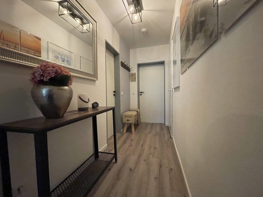 (8) Der Wohnungsflur aus einem anderen Blickwinkel Souterrainwohnung Bottrop / Fuhlenbrock