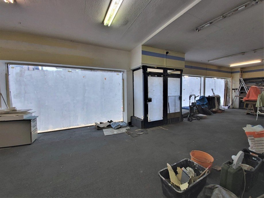 (6) Interessante Werbem�glichkeiten bieten sich durch die gro�z�gigen Schaufensterfronten Haus Bottrop / Batenbrock