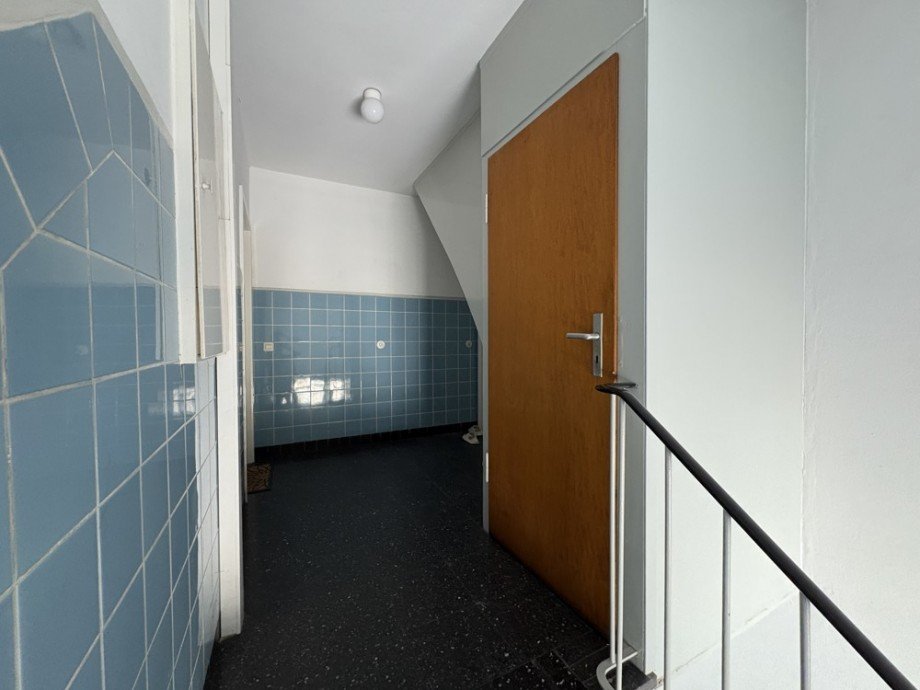 (11) Ein Einblick zum Aufgang in den Trockenboden und zu den Wohnungseing�ngen Mehrfamilienhaus Bottrop / Batenbrock