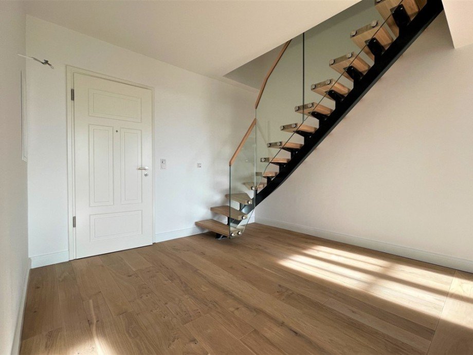 (9) Der Wohnungseingangsbereich mit Blick zum Treppenaufgang in den Spitzboden (Archivbild) Etagenwohnung Bottrop-Feldhausen
