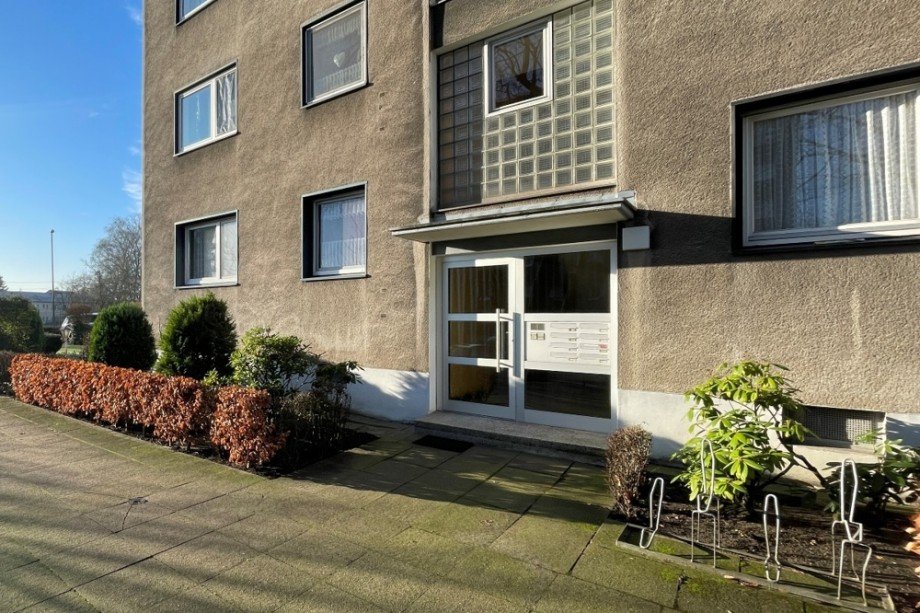 (2) Der gemeinschaftliche Eingangsbereich der Immobilie Etagenwohnung Bottrop / Stadtmitte