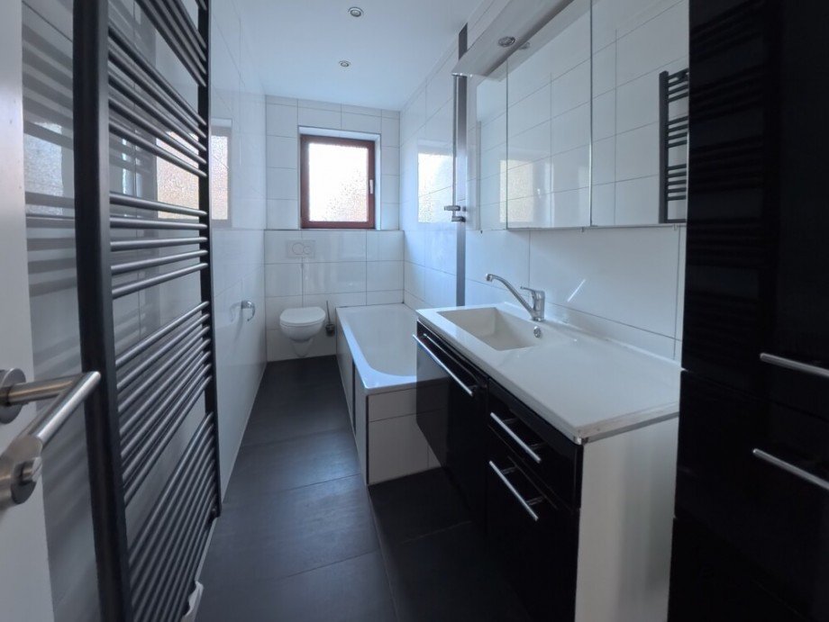 (10) Zun�chst ein Blick in das moderne Badezimmer im Erdgeschoss Zweifamilienhaus Bottrop / Stadtmitte