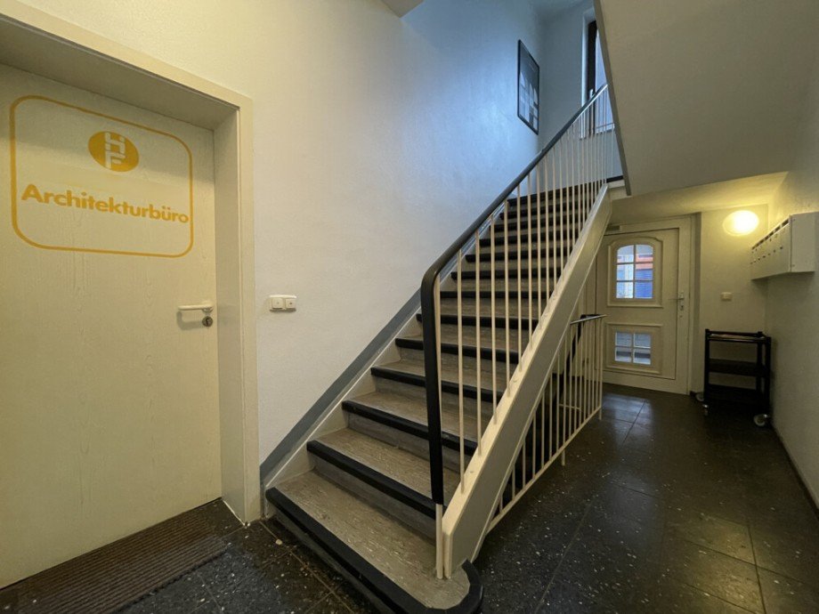 (50) Der Hauseingangsbereich im Erdgeschoss des Vorderhauses Mehrfamilienhaus Gladbeck / Zweckel