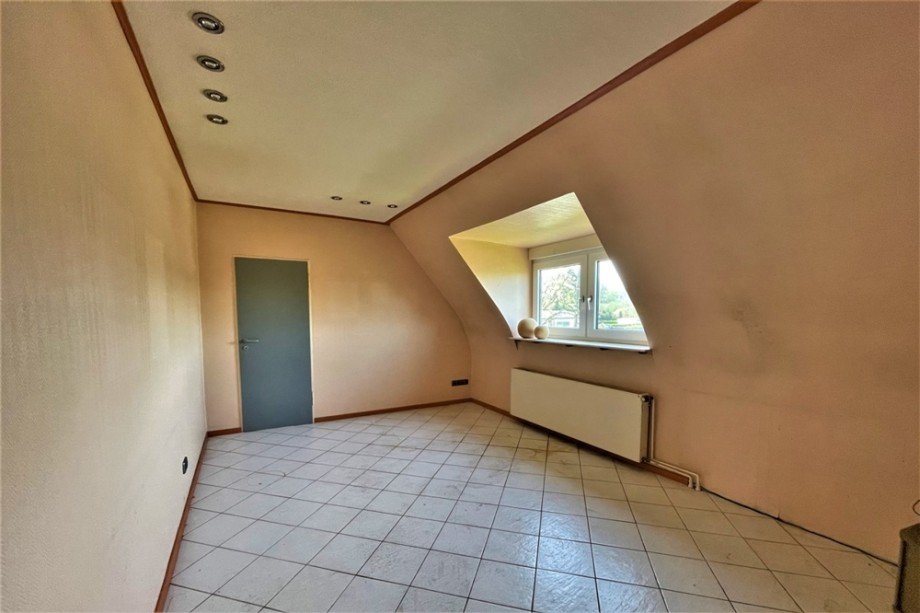 (22) Abschlie�end blicken wir nun in die verbleibenden beiden Wohnr�ume Einfamilienhaus Bottrop / Boy