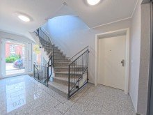 (4) Ein Eindruck aus dem gemeinschaftlichen Hausflur im Erdgeschoss *VERKAUFT*
