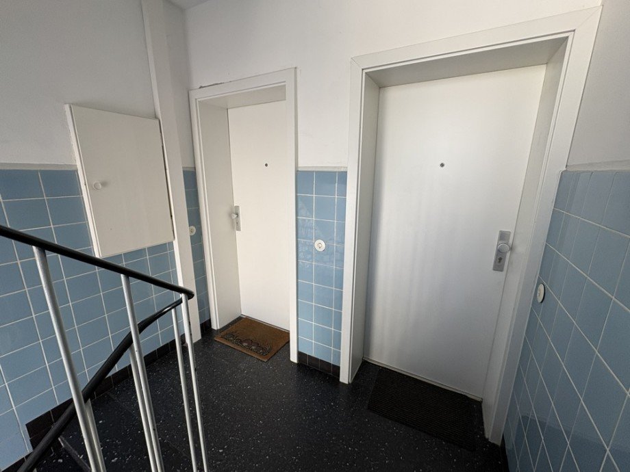 (10) Die Wohnungseing�nge im Obergeschoss Mehrfamilienhaus Bottrop / Batenbrock