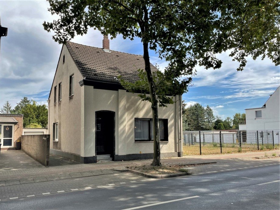 (2) Eine weitere Geb�udeansicht von der Stra�enseite Zweifamilienhaus Bottrop / Batenbrock