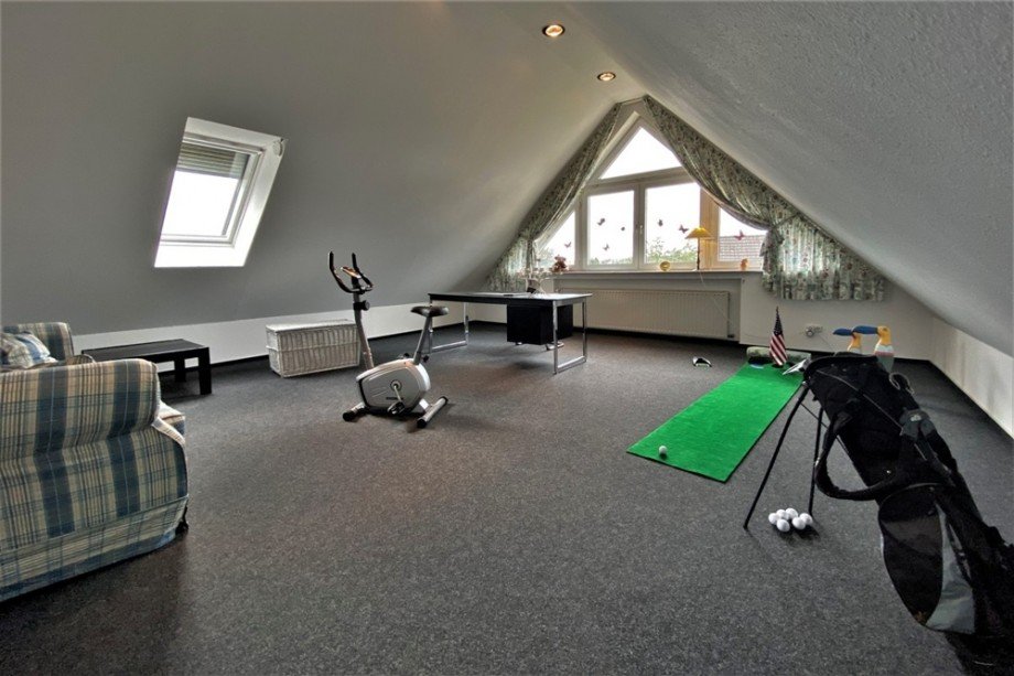 (28) Das zweite und besonders gro�z�gige Kinderzimmer im Spitzboden Zweifamilienhaus Bottrop / Eigen