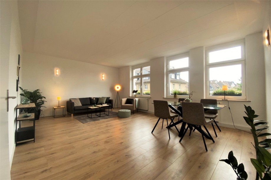 (10) Ein erster Einblick in das ger�umige Wohn- und Esszimmer Mehrfamilienhaus Bottrop / Stadtmitte