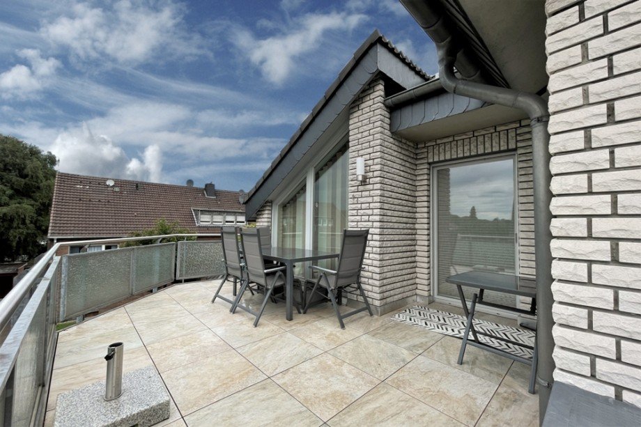 (23) Der Balkon bietet gen�gend Platz f�r gesellige Abende Mehrfamilienhaus Oberhausen / Klosterhadt-S�d