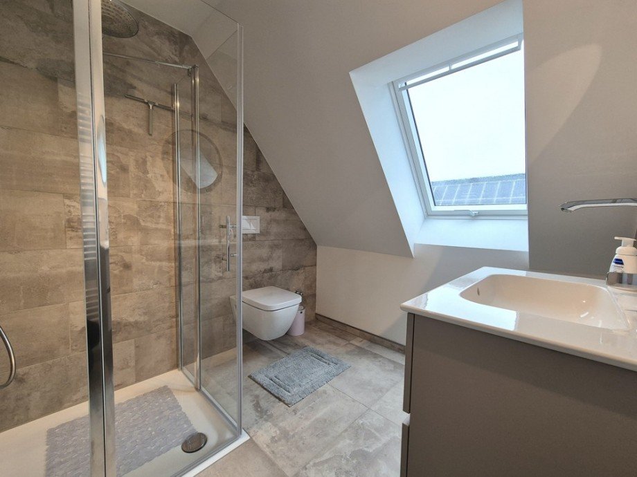 (23) Auch auf dieser Etage befindet sich ein weiteres modernes Duschbadezimmer Etagenwohnung Bottrop-Feldhausen